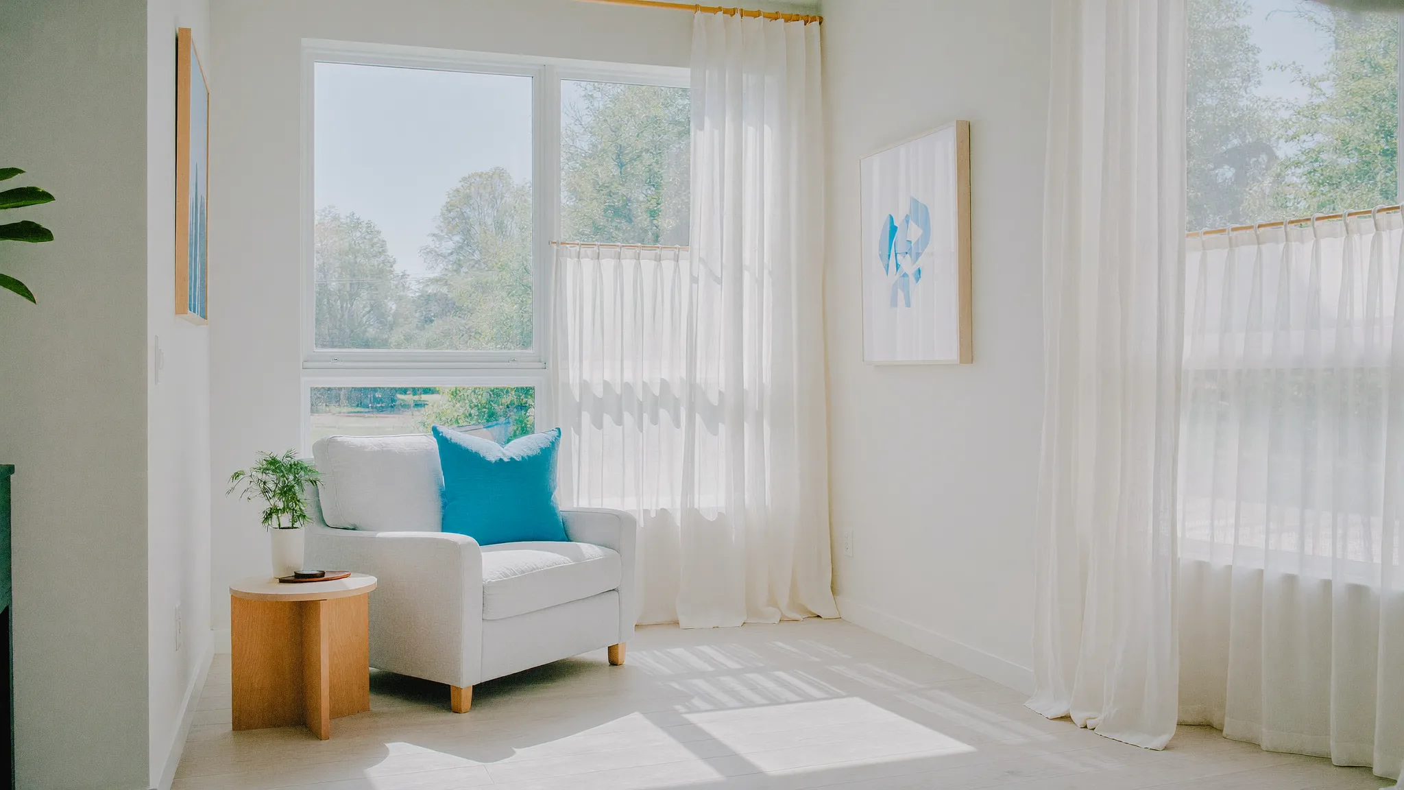 Intérieur de maison calme et lumineux au petit matin