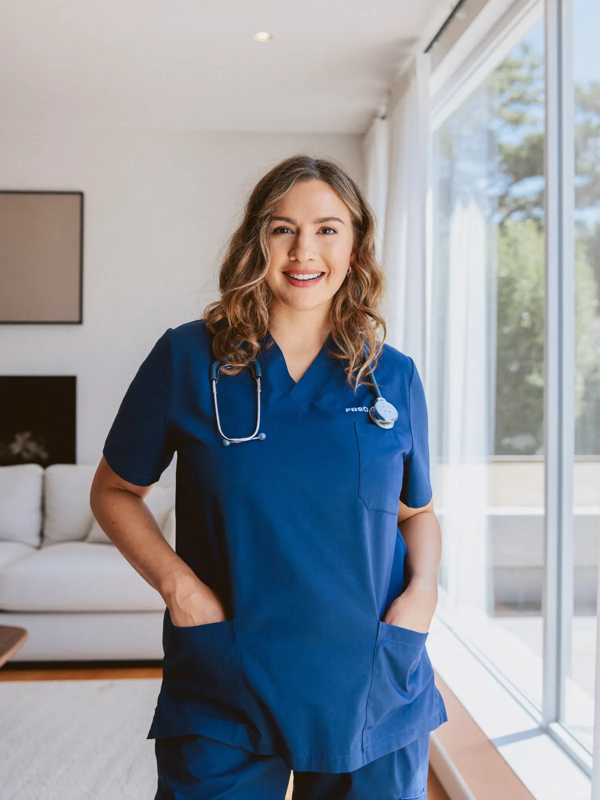 Tatyana, infirmière auxiliaire, dans un salon lumineux