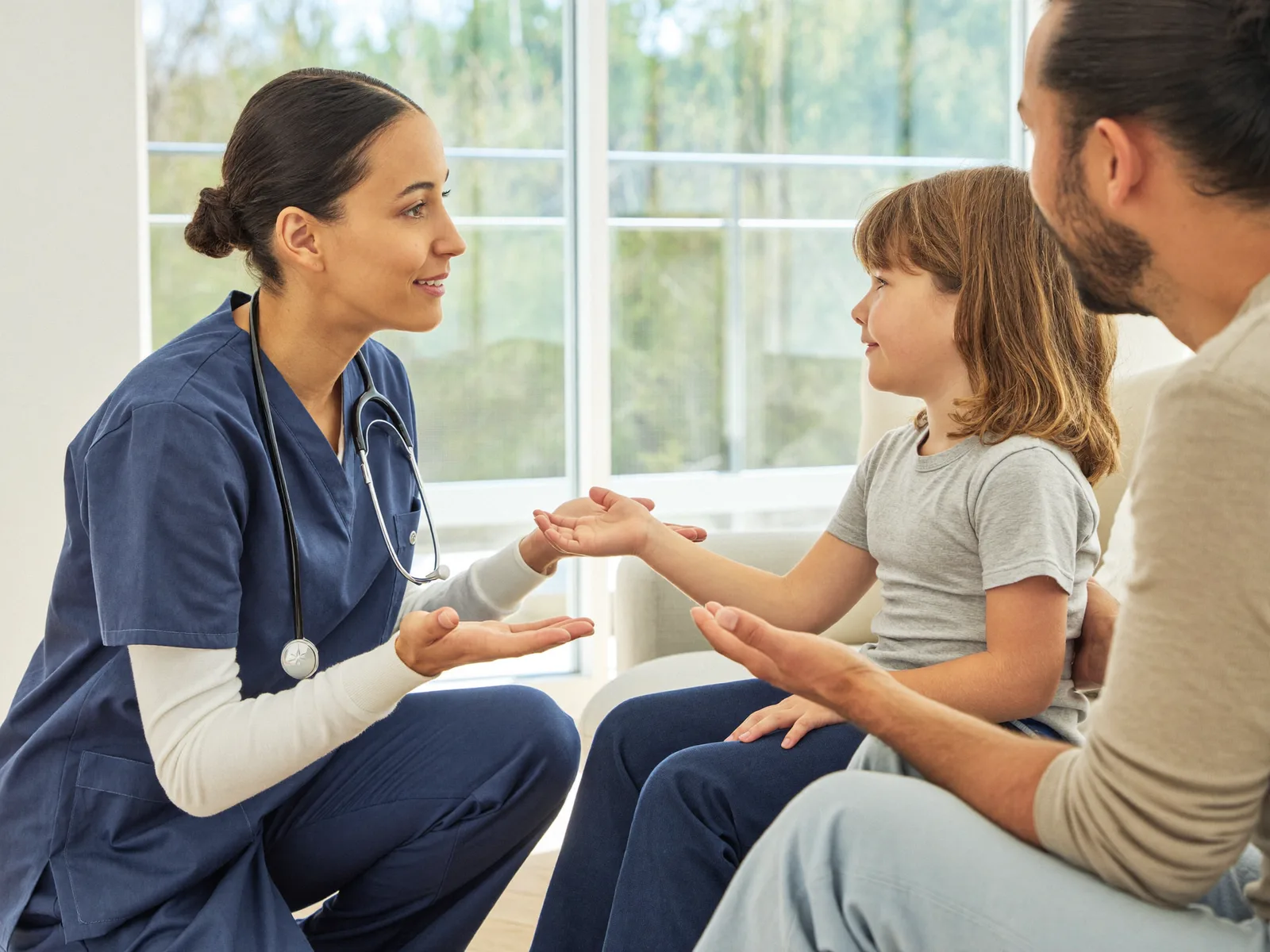 L'infirmière explique le déroulement à un enfant accompagné de son parent